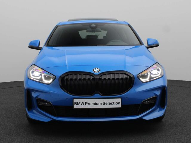 BMW 1-SERIE 5-deurs 118i M Sportpakket Comfort Pro Pack Travel Pack / Panoramadak / Harman Kardon / Achteruitrijcamera / Active Cruise Control / 18''