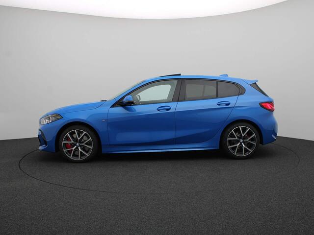 BMW 1-SERIE 5-deurs 118i M Sportpakket Comfort Pro Pack Travel Pack / Panoramadak / Harman Kardon / Achteruitrijcamera / Active Cruise Control / 18''