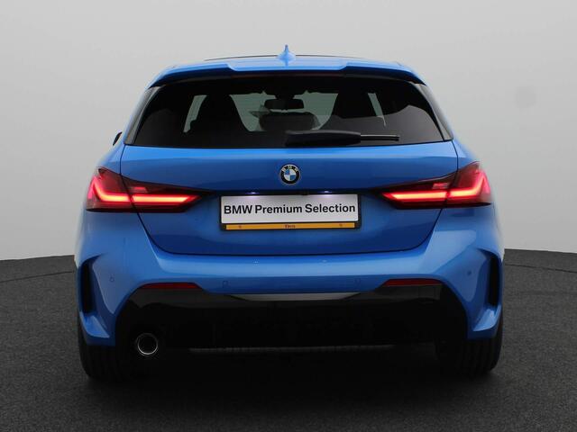 BMW 1-SERIE 5-deurs 118i M Sportpakket Comfort Pro Pack Travel Pack / Panoramadak / Harman Kardon / Achteruitrijcamera / Active Cruise Control / 18''