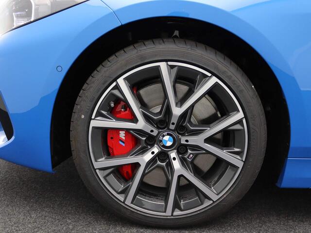 BMW 1-SERIE 5-deurs 118i M Sportpakket Comfort Pro Pack Travel Pack / Panoramadak / Harman Kardon / Achteruitrijcamera / Active Cruise Control / 18''