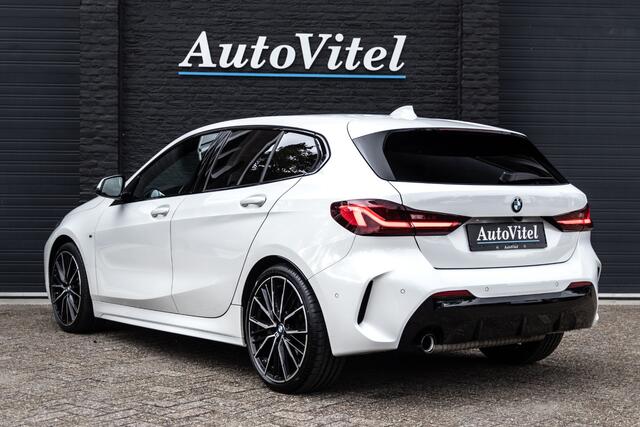 BMW 1-SERIE 118i M-Sport | Camera | Sportleder | Stoelverwarming | Live Cockpit Prof. | Led | 19"