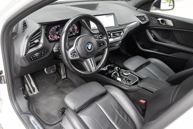 BMW 1-SERIE 118i M-Sport | Camera | Sportleder | Stoelverwarming | Live Cockpit Prof. | Led | 19"