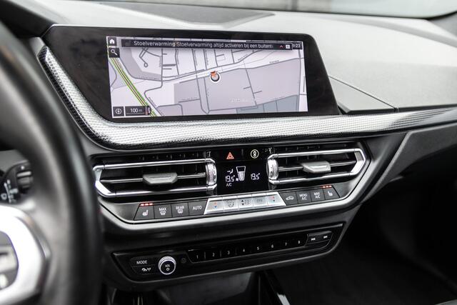BMW 1-SERIE 118i M-Sport | Camera | Sportleder | Stoelverwarming | Live Cockpit Prof. | Led | 19"