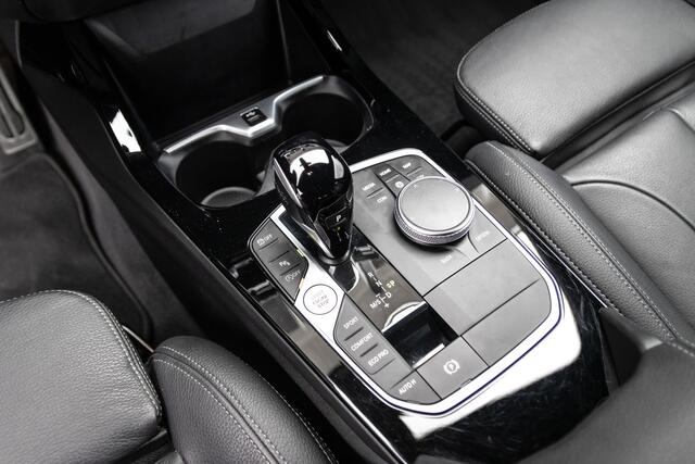 BMW 1-SERIE 118i M-Sport | Camera | Sportleder | Stoelverwarming | Live Cockpit Prof. | Led | 19"