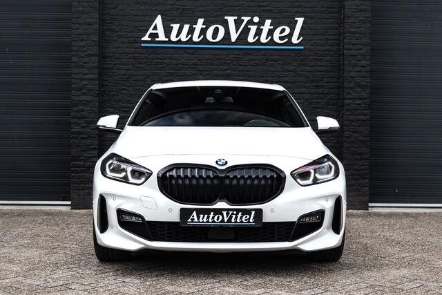 BMW 1-SERIE 118i M-Sport | Camera | Sportleder | Stoelverwarming | Live Cockpit Prof. | Led | 19"