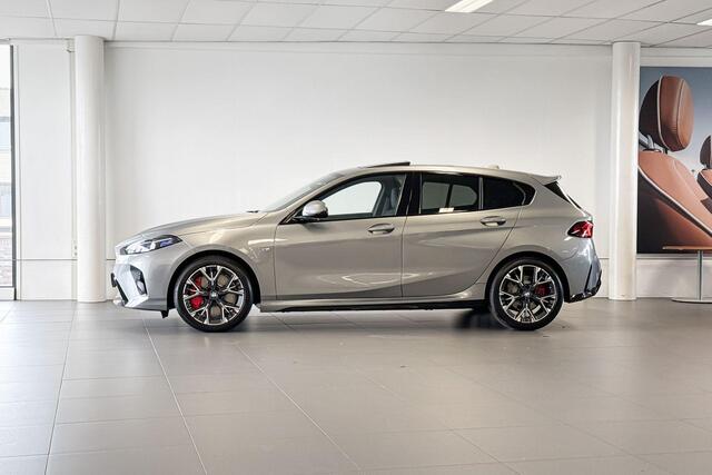 BMW 1-SERIE 120 | M Sport Pro | Glazen Panoramadak | Stoelverwarming | Harman Kardon | Trekhaak |