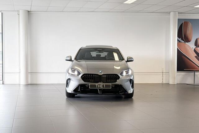 BMW 1-SERIE 120 | M Sport Pro | Glazen Panoramadak | Stoelverwarming | Harman Kardon | Trekhaak |