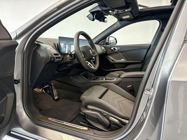 BMW 1-SERIE 120 | M Sport Pro | Glazen Panoramadak | Stoelverwarming | Harman Kardon | Trekhaak |