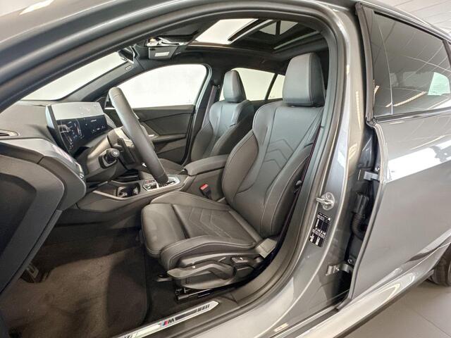 BMW 1-SERIE 120 | M Sport Pro | Glazen Panoramadak | Stoelverwarming | Harman Kardon | Trekhaak |
