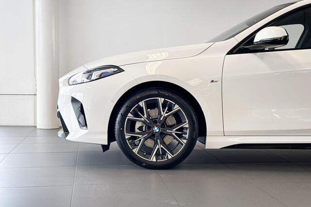 BMW 1-SERIE 120 | M Sport | Harman Kardon | Glazen Panoramadak | Trekhaak |