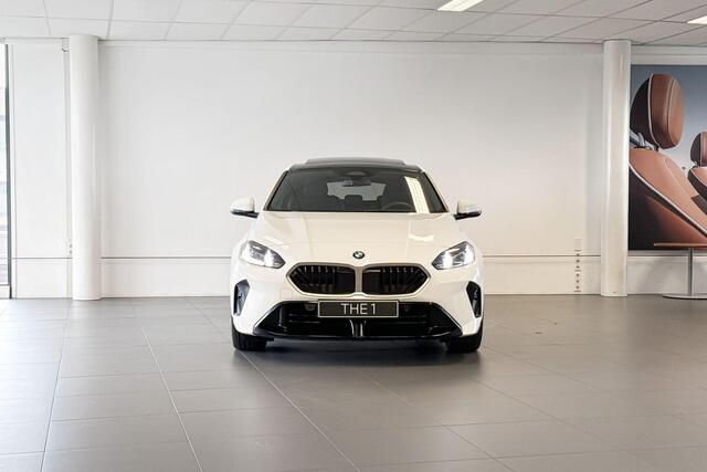 BMW 1-SERIE 120 | M Sport | Harman Kardon | Glazen Panoramadak | Trekhaak |