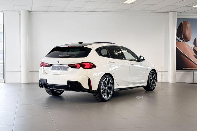 BMW 1-SERIE 120 | M Sport | Harman Kardon | Glazen Panoramadak | Trekhaak |