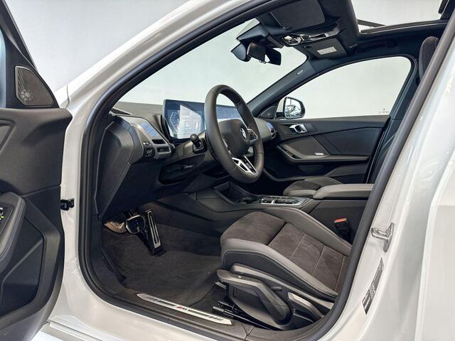 BMW 1-SERIE 120 | M Sport | Harman Kardon | Glazen Panoramadak | Trekhaak |