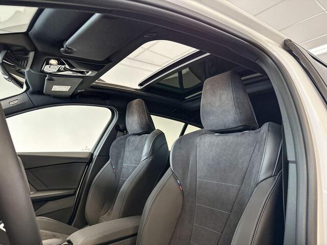 BMW 1-SERIE 120 | M Sport | Harman Kardon | Glazen Panoramadak | Trekhaak |