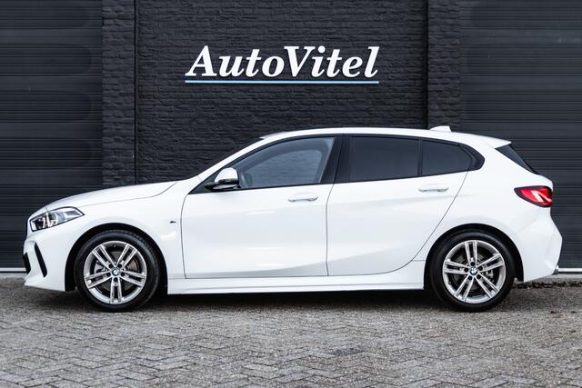 BMW 1-SERIE 118i Steptronic M Sport | Panodak | Sportstoelen | LED | PDC V+A | Ambiance led interieur