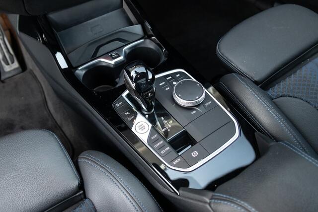 BMW 1-SERIE 118i Steptronic M Sport | Panodak | Sportstoelen | LED | PDC V+A | Ambiance led interieur