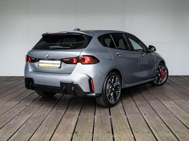 BMW 1-SERIE 120 5-deurs M Sportpakket Pro | Driving Assistant Plus | Harman Kardon | Stuurwielrand Verwarmd | Elektrisch verwarmde voorstoelen
