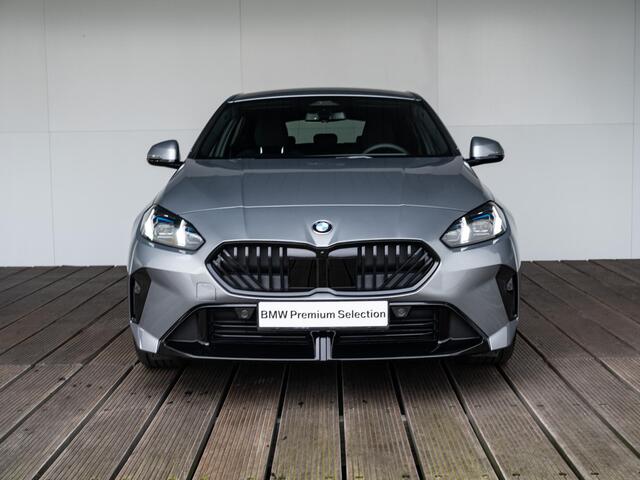BMW 1-SERIE 120 5-deurs M Sportpakket Pro | Driving Assistant Plus | Harman Kardon | Stuurwielrand Verwarmd | Elektrisch verwarmde voorstoelen