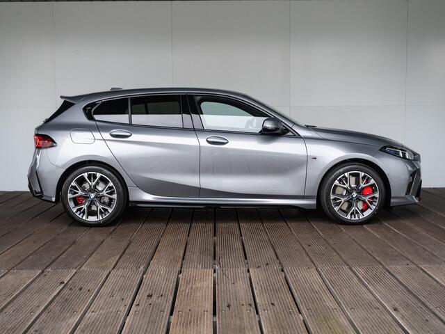 BMW 1-SERIE 120 5-deurs M Sportpakket Pro | Driving Assistant Plus | Harman Kardon | Stuurwielrand Verwarmd | Elektrisch verwarmde voorstoelen