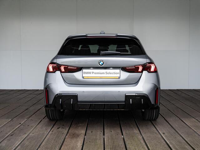 BMW 1-SERIE 120 5-deurs M Sportpakket Pro | Driving Assistant Plus | Harman Kardon | Stuurwielrand Verwarmd | Elektrisch verwarmde voorstoelen