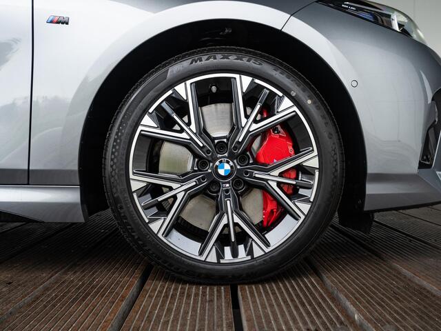 BMW 1-SERIE 120 5-deurs M Sportpakket Pro | Driving Assistant Plus | Harman Kardon | Stuurwielrand Verwarmd | Elektrisch verwarmde voorstoelen
