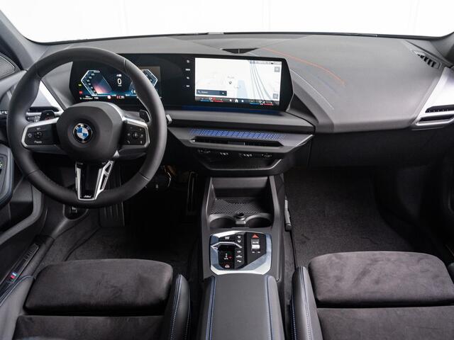 BMW 1-SERIE 120 5-deurs M Sportpakket Pro | Driving Assistant Plus | Harman Kardon | Stuurwielrand Verwarmd | Elektrisch verwarmde voorstoelen
