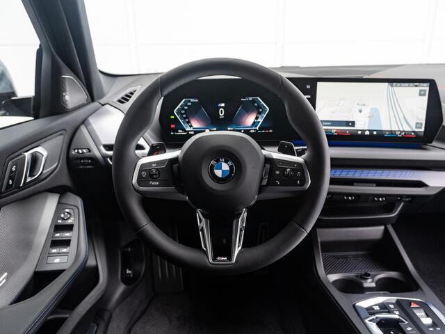 BMW 1-SERIE 120 5-deurs M Sportpakket Pro | Driving Assistant Plus | Harman Kardon | Stuurwielrand Verwarmd | Elektrisch verwarmde voorstoelen