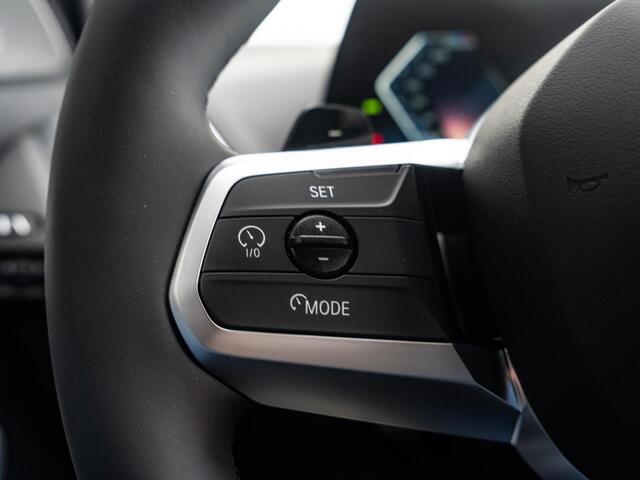 BMW 1-SERIE 120 5-deurs M Sportpakket Pro | Driving Assistant Plus | Harman Kardon | Stuurwielrand Verwarmd | Elektrisch verwarmde voorstoelen