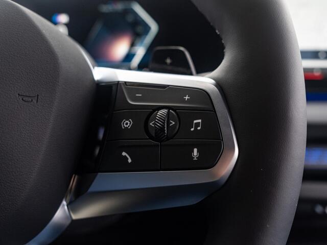 BMW 1-SERIE 120 5-deurs M Sportpakket Pro | Driving Assistant Plus | Harman Kardon | Stuurwielrand Verwarmd | Elektrisch verwarmde voorstoelen