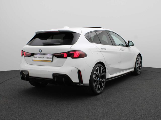 BMW 1-SERIE 120 M Sportpakket Pro | Premium Pack | Stuurwielrand Verwarmd | Panoramadak | Driving Assistant | Harman Kardon | 19''