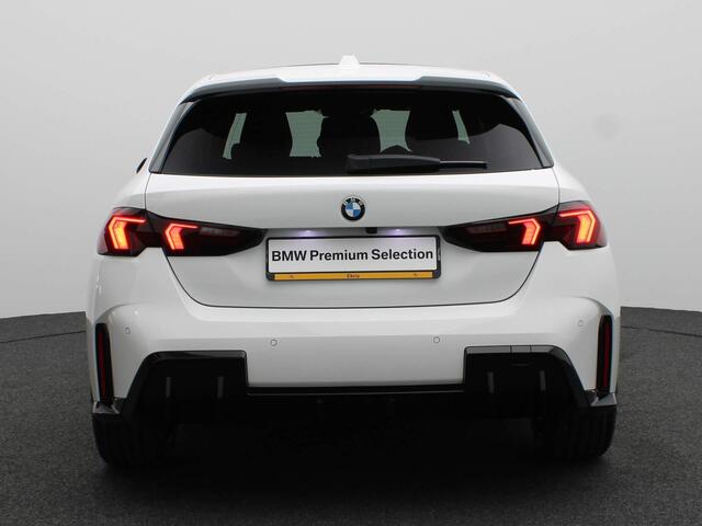 BMW 1-SERIE 120 M Sportpakket Pro | Premium Pack | Stuurwielrand Verwarmd | Panoramadak | Driving Assistant | Harman Kardon | 19''