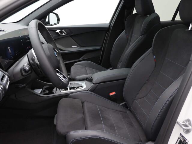 BMW 1-SERIE 120 M Sportpakket Pro | Premium Pack | Stuurwielrand Verwarmd | Panoramadak | Driving Assistant | Harman Kardon | 19''