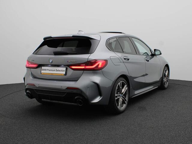 BMW 1-SERIE 5-deurs M135i xDrive M Sportpakket Pro | Innovation Pack | Comfort Pro Pack | Travel Pack | Stuurwielrand Verwarmd | Panoramadak | Head-Up Display | Harman Kardon | 19''