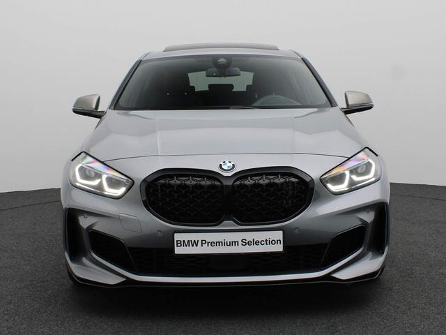 BMW 1-SERIE 5-deurs M135i xDrive M Sportpakket Pro | Innovation Pack | Comfort Pro Pack | Travel Pack | Stuurwielrand Verwarmd | Panoramadak | Head-Up Display | Harman Kardon | 19''