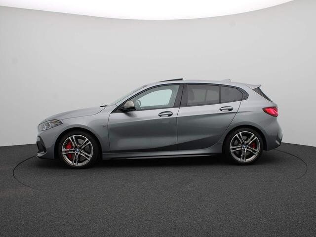 BMW 1-SERIE 5-deurs M135i xDrive M Sportpakket Pro | Innovation Pack | Comfort Pro Pack | Travel Pack | Stuurwielrand Verwarmd | Panoramadak | Head-Up Display | Harman Kardon | 19''