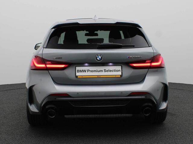 BMW 1-SERIE 5-deurs M135i xDrive M Sportpakket Pro | Innovation Pack | Comfort Pro Pack | Travel Pack | Stuurwielrand Verwarmd | Panoramadak | Head-Up Display | Harman Kardon | 19''