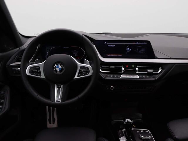 BMW 1-SERIE 5-deurs M135i xDrive M Sportpakket Pro | Innovation Pack | Comfort Pro Pack | Travel Pack | Stuurwielrand Verwarmd | Panoramadak | Head-Up Display | Harman Kardon | 19''