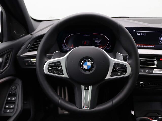 BMW 1-SERIE 5-deurs M135i xDrive M Sportpakket Pro | Innovation Pack | Comfort Pro Pack | Travel Pack | Stuurwielrand Verwarmd | Panoramadak | Head-Up Display | Harman Kardon | 19''