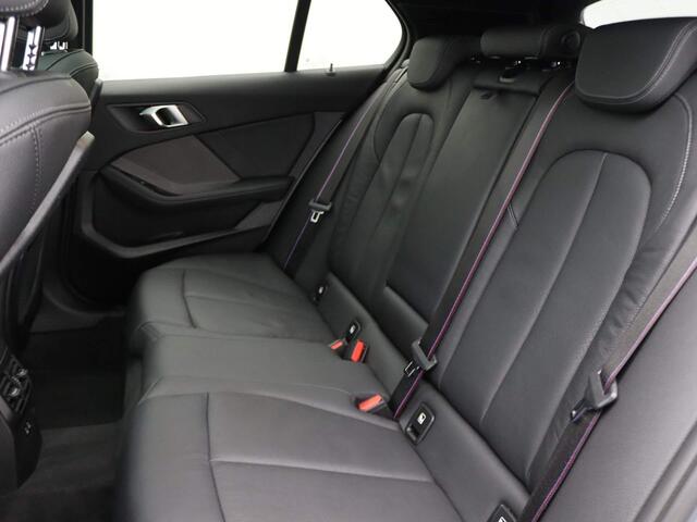 BMW 1-SERIE 5-deurs M135i xDrive M Sportpakket Pro | Innovation Pack | Comfort Pro Pack | Travel Pack | Stuurwielrand Verwarmd | Panoramadak | Head-Up Display | Harman Kardon | 19''