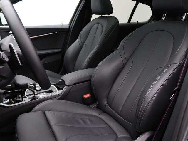 BMW 1-SERIE 5-deurs M135i xDrive M Sportpakket Pro | Innovation Pack | Comfort Pro Pack | Travel Pack | Stuurwielrand Verwarmd | Panoramadak | Head-Up Display | Harman Kardon | 19''
