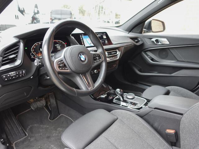 BMW 1-SERIE 118i High Executive Navigatie Carplay Camera Parkeersensoren Adaptive Cruise Control Head-Up Display Virtual Cockpit Inductielader Ledverlichting 18" velgen Climate Control