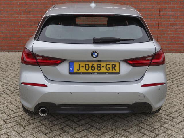 BMW 1-SERIE 118i High Executive Navigatie Carplay Camera Parkeersensoren Adaptive Cruise Control Head-Up Display Virtual Cockpit Inductielader Ledverlichting 18" velgen Climate Control