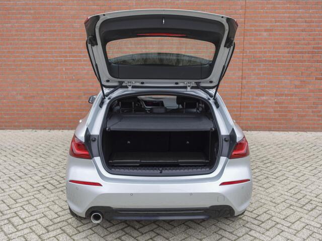 BMW 1-SERIE 118i High Executive Navigatie Carplay Camera Parkeersensoren Adaptive Cruise Control Head-Up Display Virtual Cockpit Inductielader Ledverlichting 18" velgen Climate Control