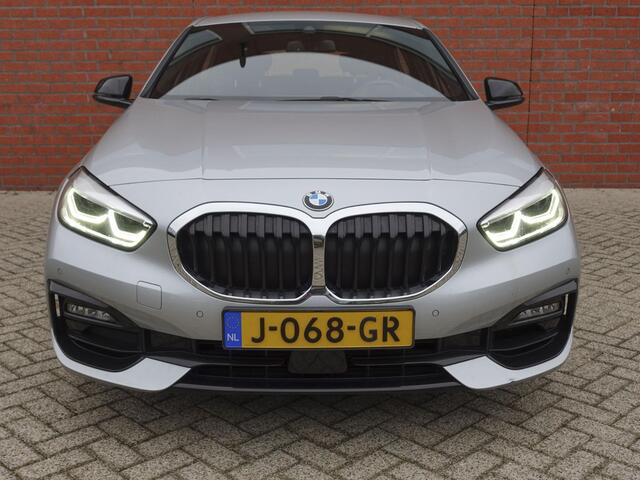 BMW 1-SERIE 118i High Executive Navigatie Carplay Camera Parkeersensoren Adaptive Cruise Control Head-Up Display Virtual Cockpit Inductielader Ledverlichting 18" velgen Climate Control