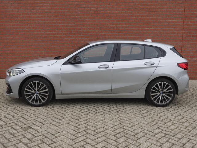 BMW 1-SERIE 118i High Executive Navigatie Carplay Camera Parkeersensoren Adaptive Cruise Control Head-Up Display Virtual Cockpit Inductielader Ledverlichting 18" velgen Climate Control