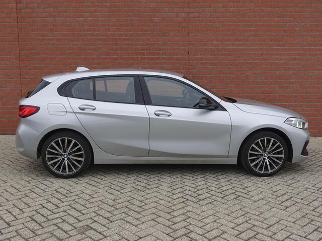 BMW 1-SERIE 118i High Executive Navigatie Carplay Camera Parkeersensoren Adaptive Cruise Control Head-Up Display Virtual Cockpit Inductielader Ledverlichting 18" velgen Climate Control