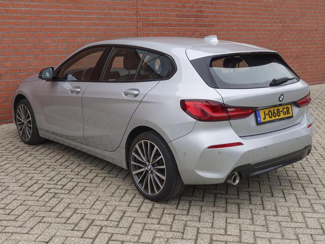 BMW 1-SERIE 118i High Executive Navigatie Carplay Camera Parkeersensoren Adaptive Cruise Control Head-Up Display Virtual Cockpit Inductielader Ledverlichting 18" velgen Climate Control