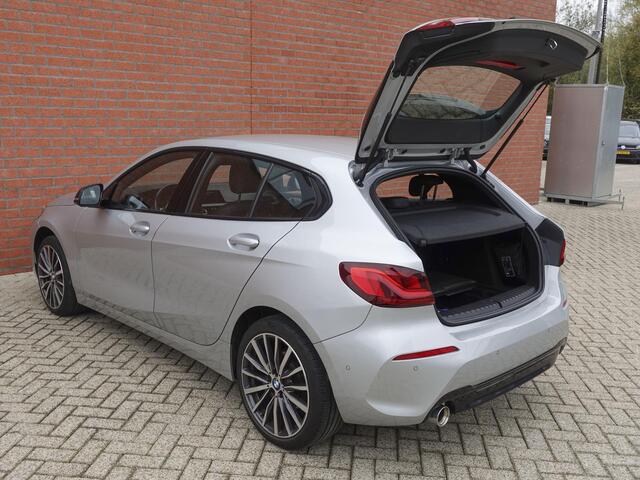 BMW 1-SERIE 118i High Executive Navigatie Carplay Camera Parkeersensoren Adaptive Cruise Control Head-Up Display Virtual Cockpit Inductielader Ledverlichting 18" velgen Climate Control