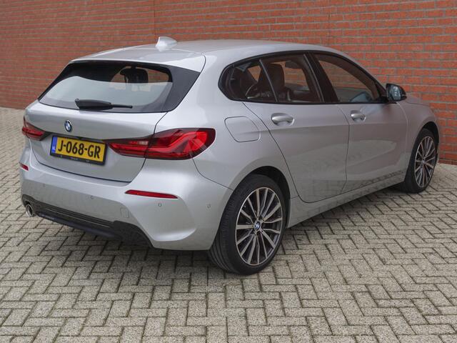 BMW 1-SERIE 118i High Executive Navigatie Carplay Camera Parkeersensoren Adaptive Cruise Control Head-Up Display Virtual Cockpit Inductielader Ledverlichting 18" velgen Climate Control
