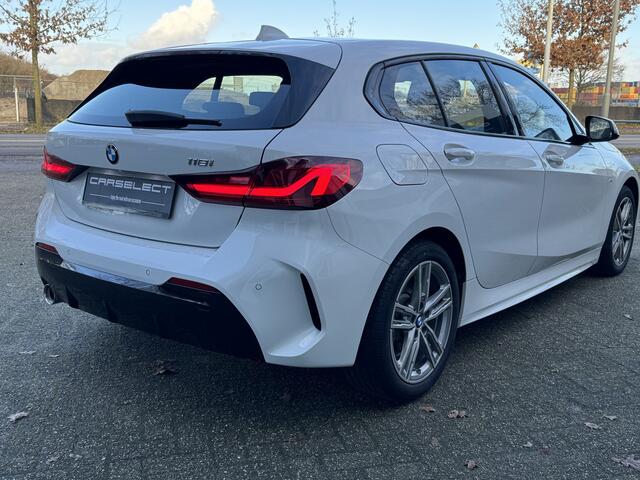 BMW 1-SERIE 118i M Sport pakket, Live Cockpit Professional, DAB-tuner, Shadow-line Een proefrit levert het bewijs. Neem contact op en we maken een afspraak!